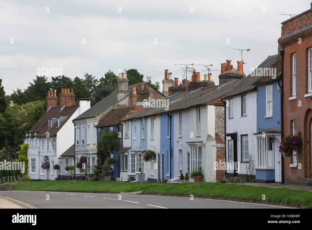 Bild Postkarte Stadt von New Alresford in Hampshire. Hauptstraße mit Reihe von terrassenförmig angelegten Bungalows. Stockfoto