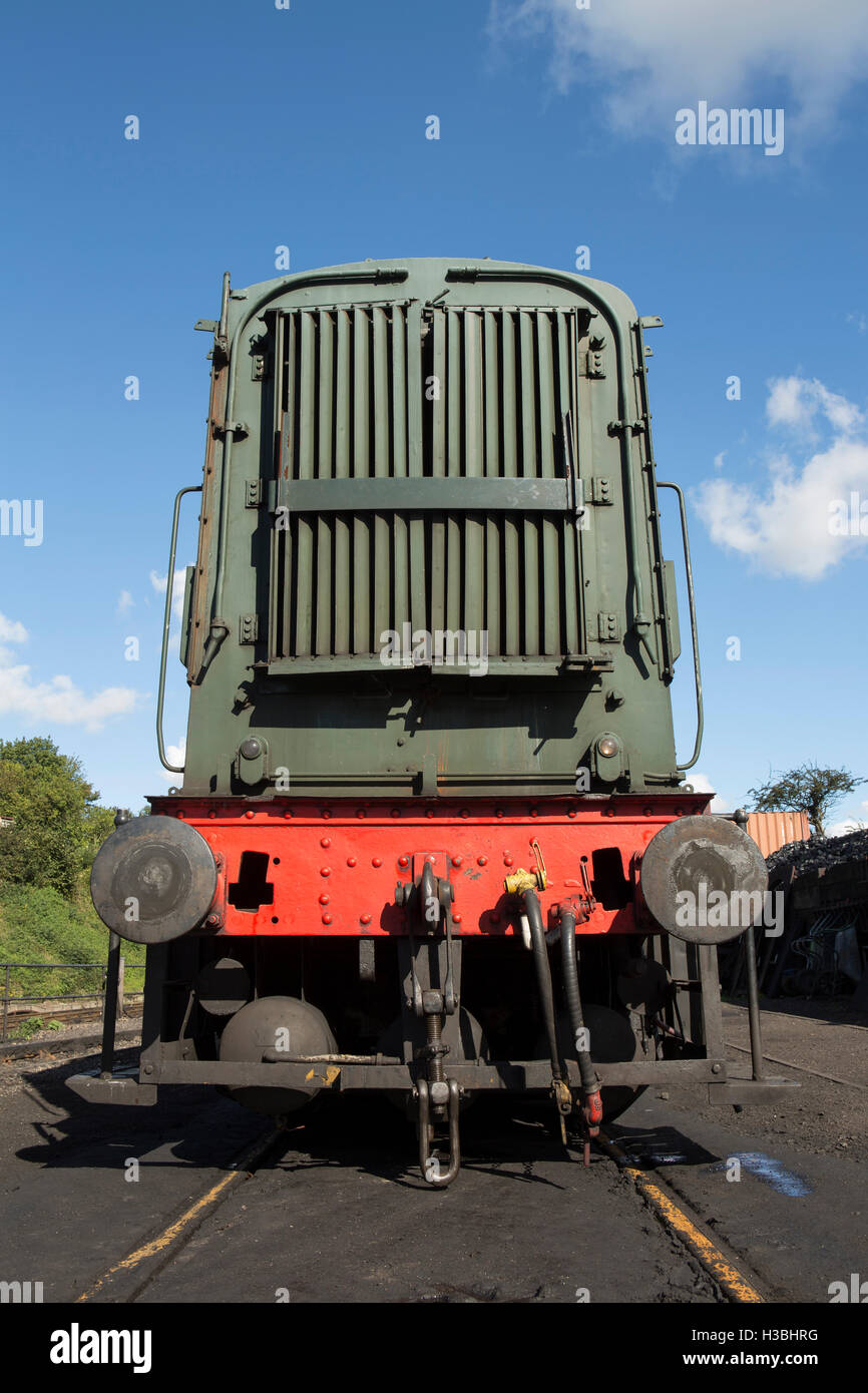 Vorderseite des Diesel-Zug in einem Rangierbahnhof. Detail mit der vorderen Puffer und Motor vom grill Stockfoto