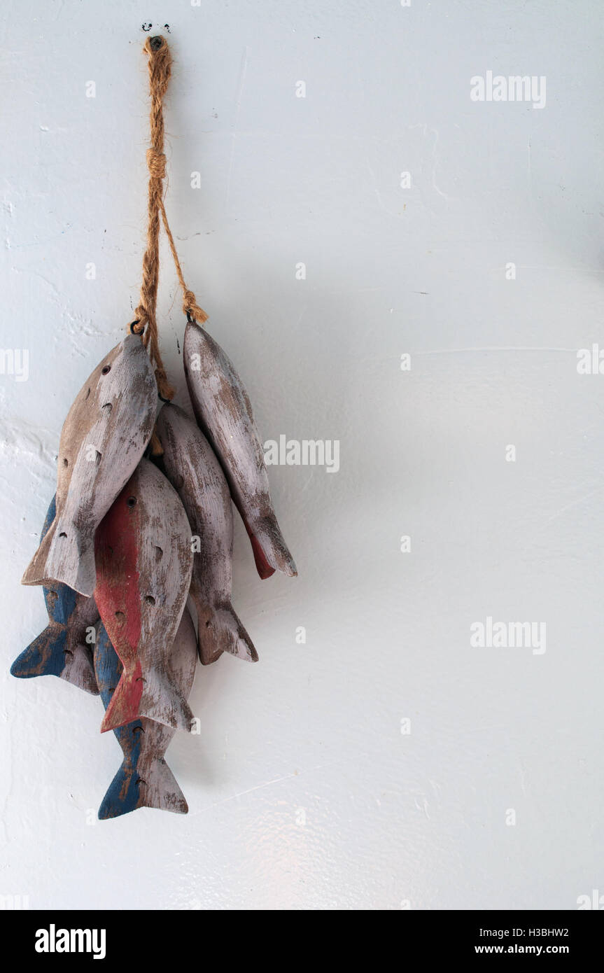 Fuerteventura, Kanarische Inseln, Nordafrika, Spanien: Innenausstattung, Dekorative Holz- Fische an einem Seil hängend Stockfoto