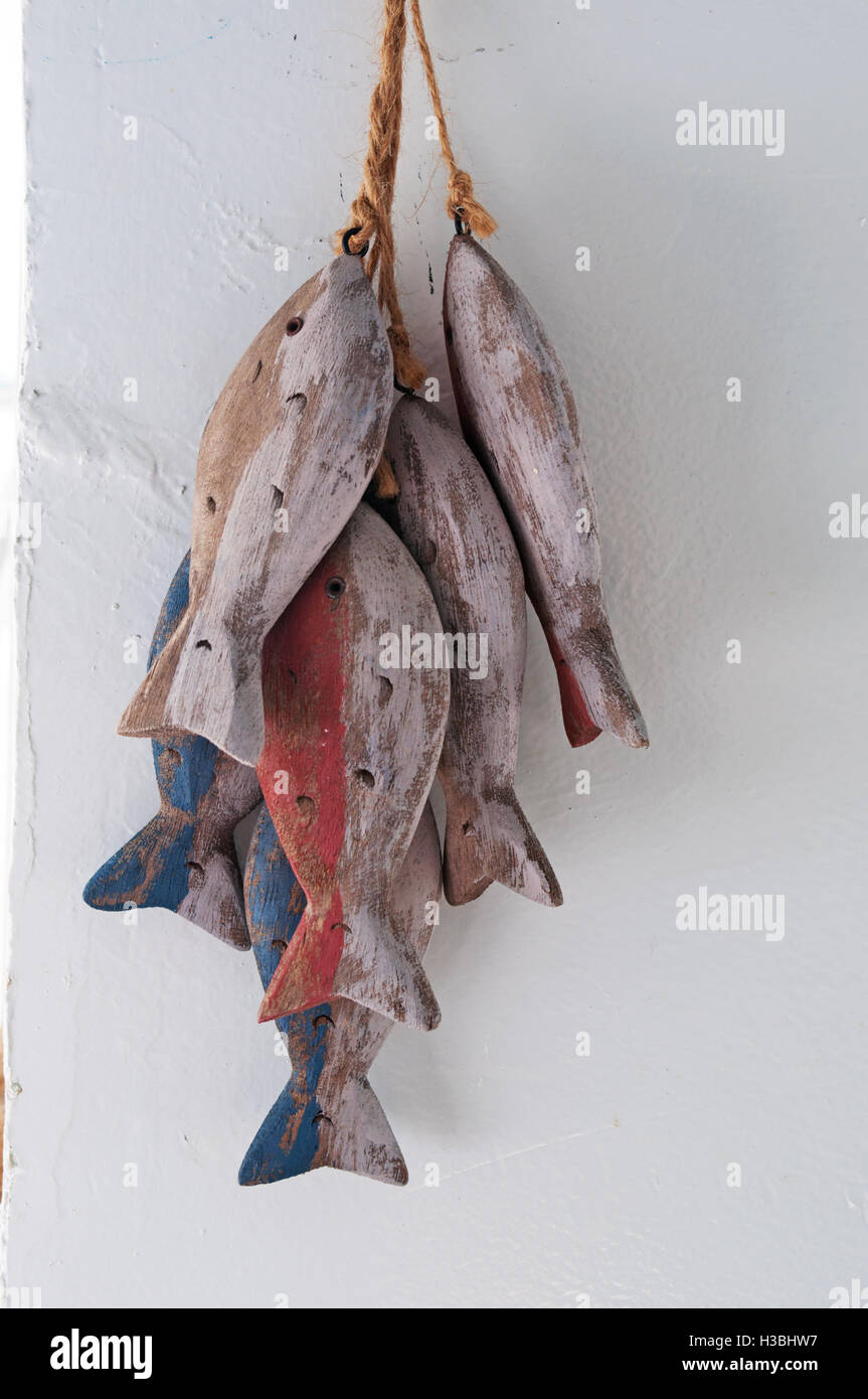 Fuerteventura, Kanarische Inseln, Nordafrika, Spanien: Innenausstattung, Dekorative Holz- Fische an einem Seil hängend Stockfoto