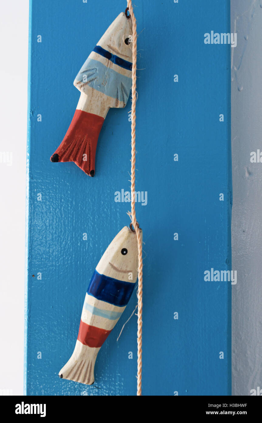 Fuerteventura, Kanarische Inseln, Nordafrika, Spanien: Innenausstattung, Dekorative Holz- Fische an einem Seil hängend Stockfoto