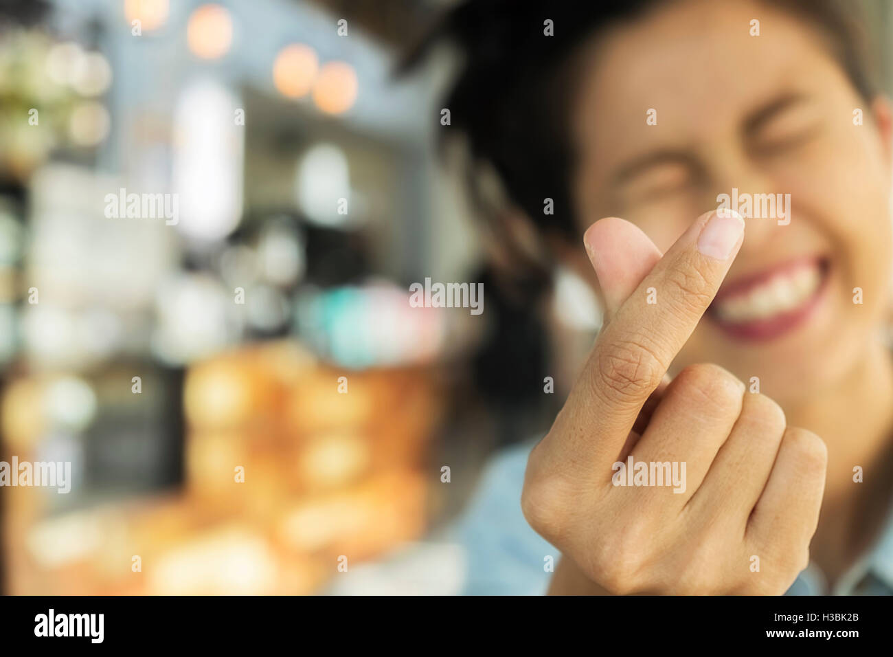 Finger Von Weiblichen Händen in Form Von Herzen Auf Weißem Hintergrund  Unter Licht Stockfoto - Bild von zeichen, glück: 212515222