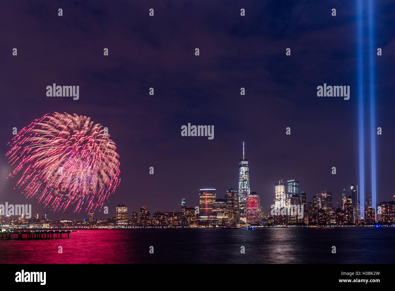 11.September Tribute in Light und Feuerwerk in der Nähe von Freiheit Tower in Manhattan New York Stockfoto