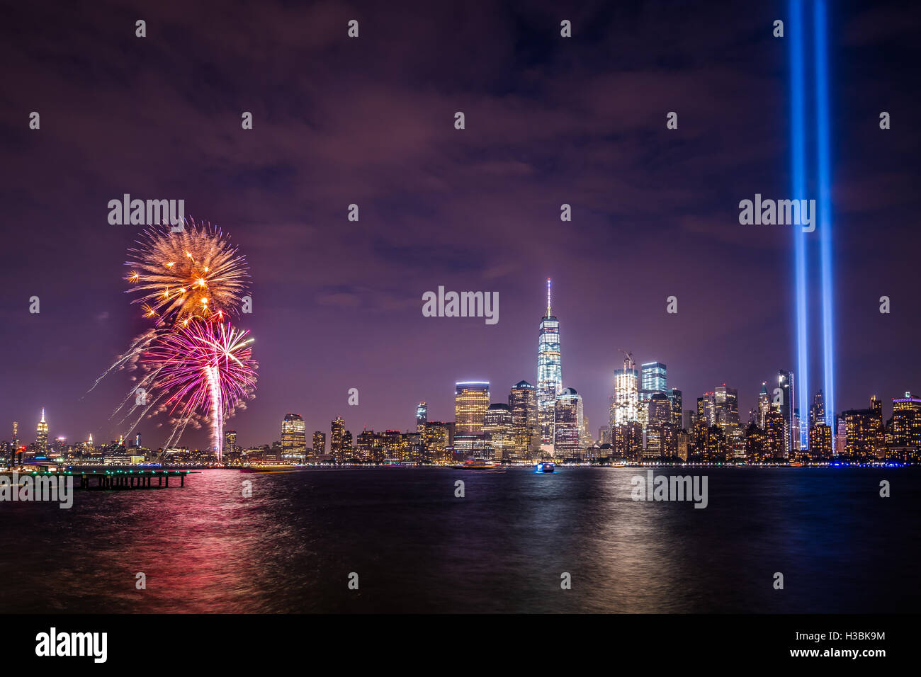 Hommage an Licht und Feuerwerk in der Nähe von Freedom Tower von New Jersey aus gesehen Stockfoto