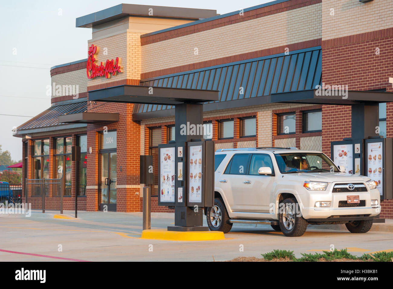 Am frühen Morgen Drive-in-Kunden in einem Chick-Fil-A-Restaurant in Muskogee, Oklahoma bei Sonnenaufgang. (USA) Stockfoto