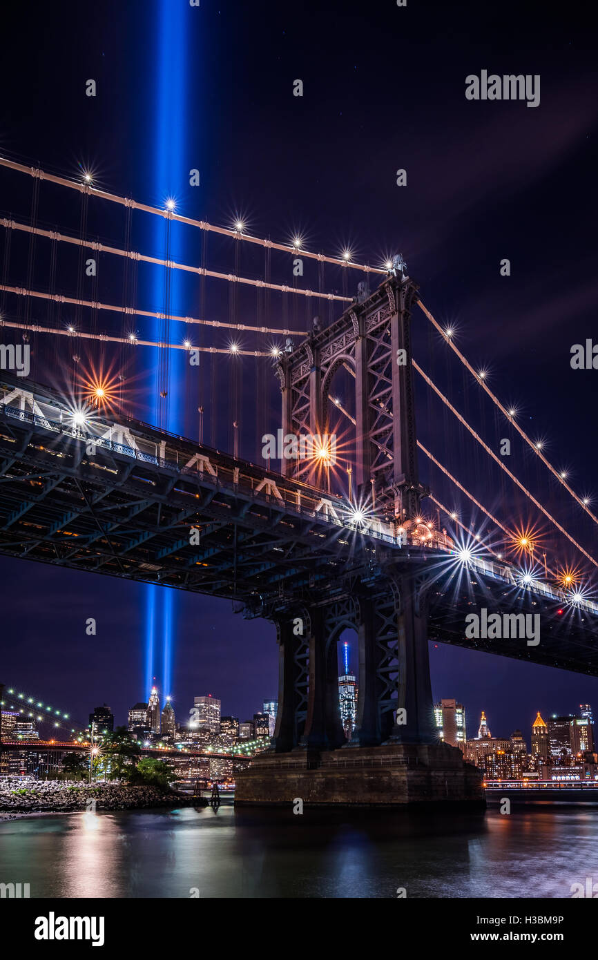 Die Tribute in Light und der Freedom Tower, umrahmt von der Manhattan Bridge. Ein beeindruckend feierlichen Mahnmal zum Gedenken an die Opfer Stockfoto