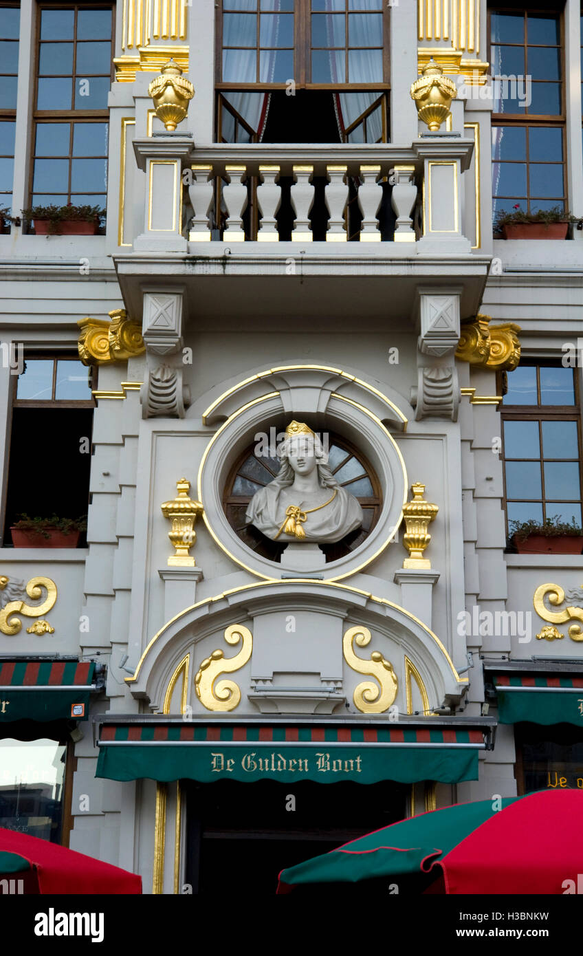 Architektonisches Detail auf den Aufbau der Fassade im historischen Stadtzentrum von Brüssel, Belgien Stockfoto