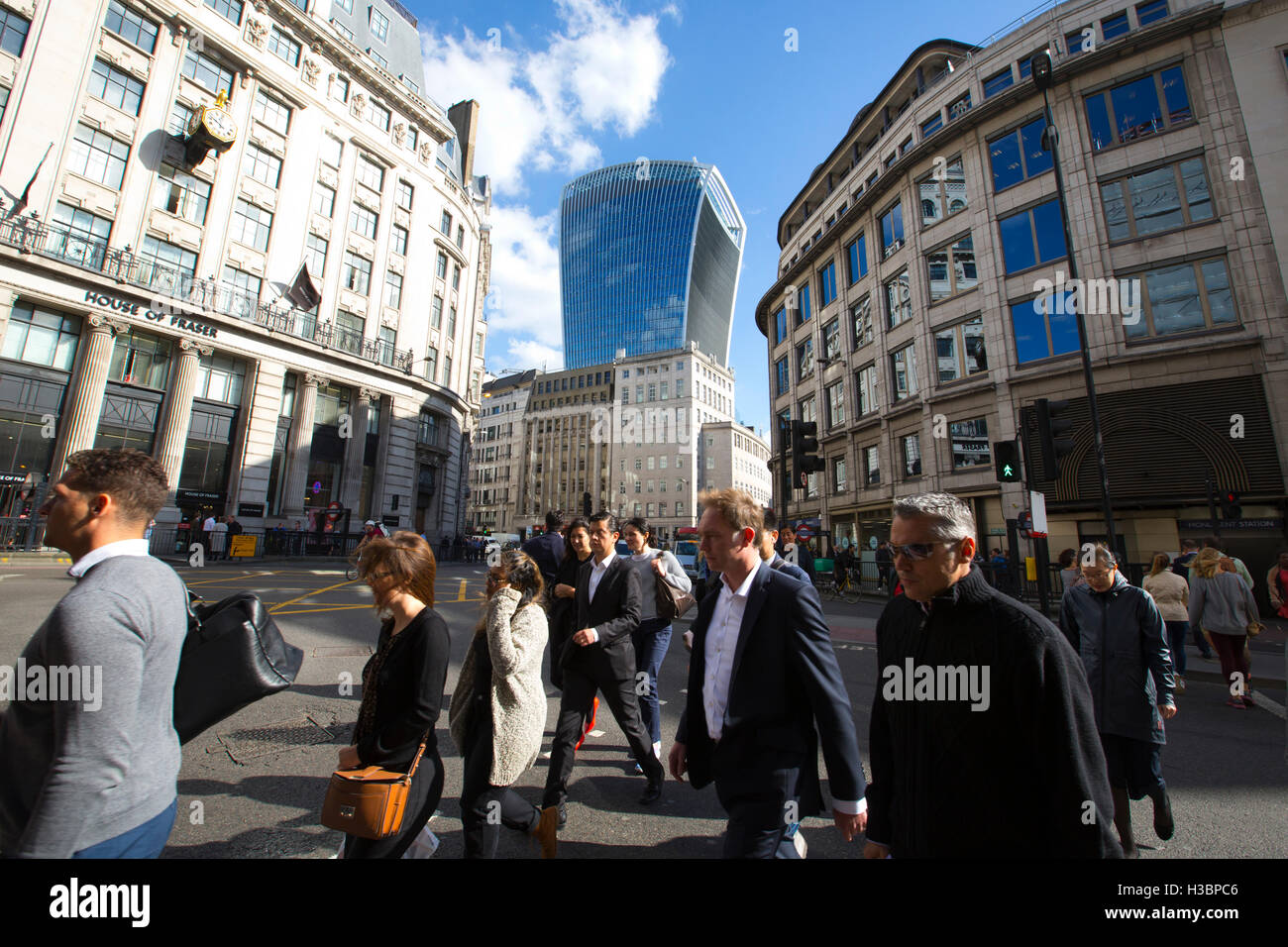 Stadtarbeiter überqueren Sie die Straße übersehen von 20 Fenchurch Street bekannt als das "Walkie Talkie" Gebäude, in der Nähe London Bridge, Großbritannien Stockfoto