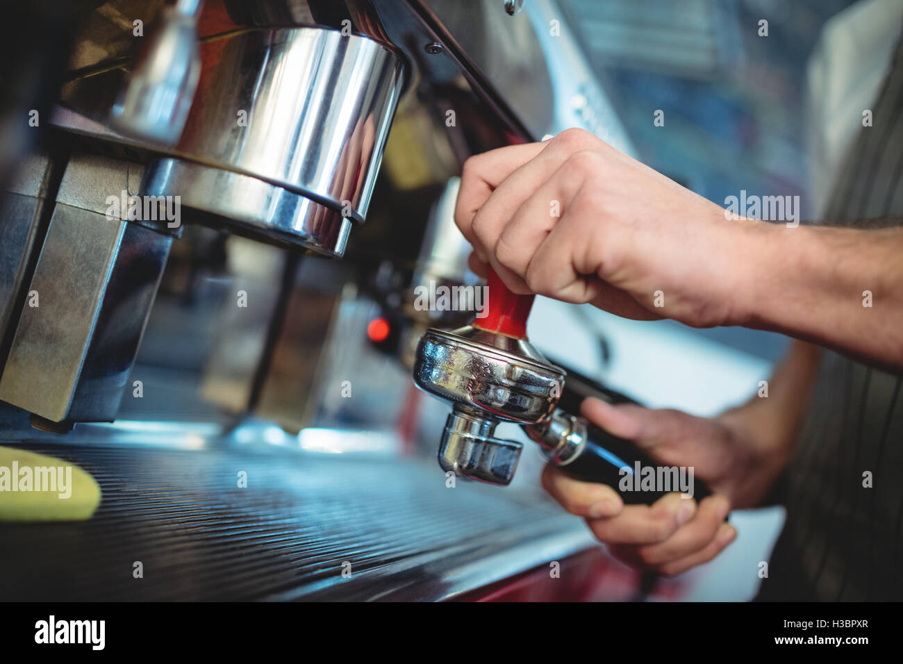 Bild des Arbeiters mit Sieb im Café beschnitten Stockfoto