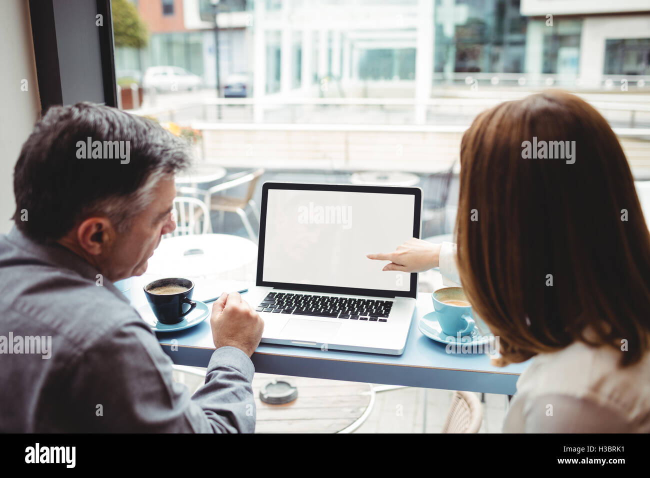 Mann und Frau diskutieren über laptop Stockfoto
