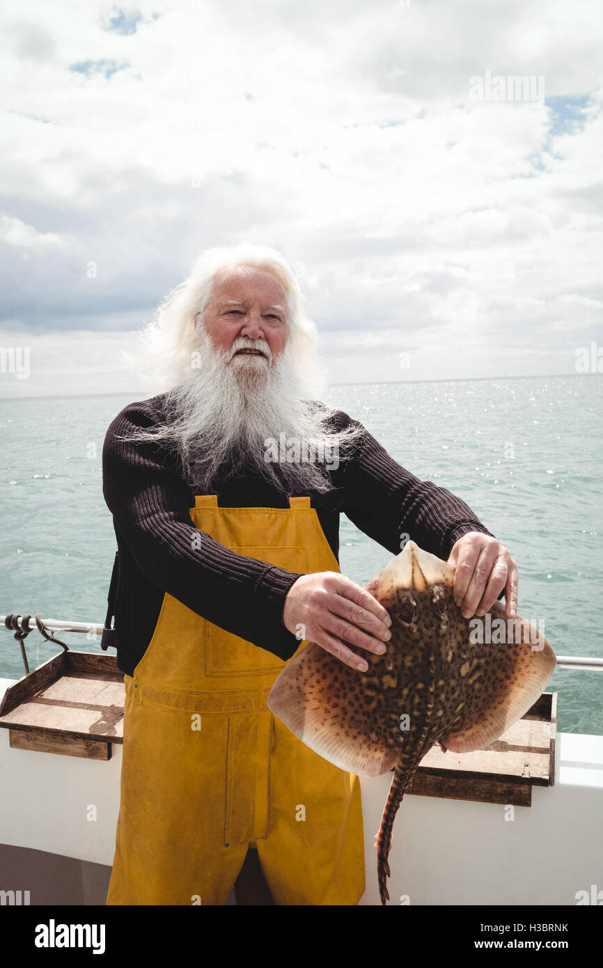 Porträt des Fischers, Ray Fisch hält Stockfoto