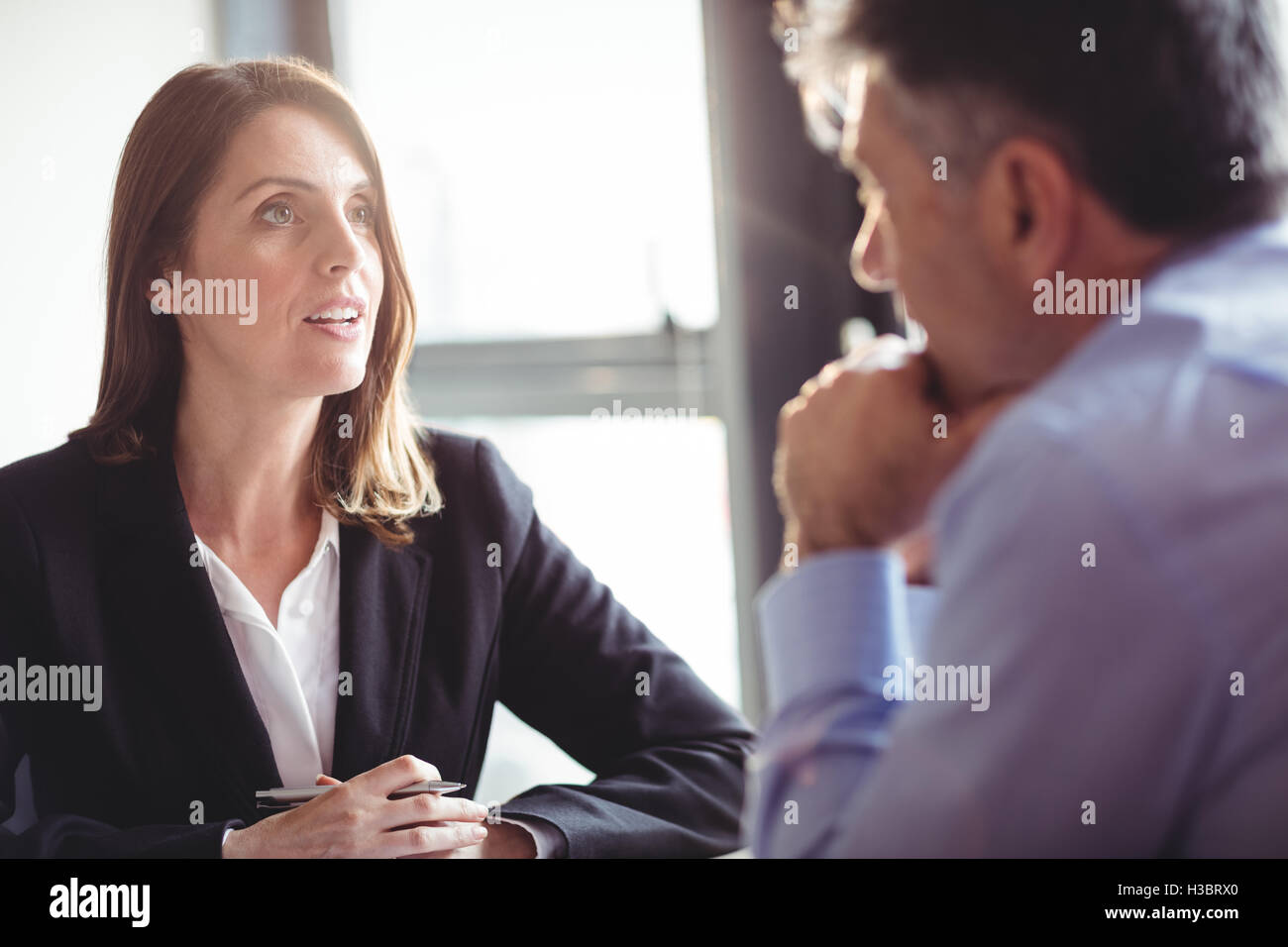 Geschäftsfrau mit Kollegen ins Gespräch Stockfoto