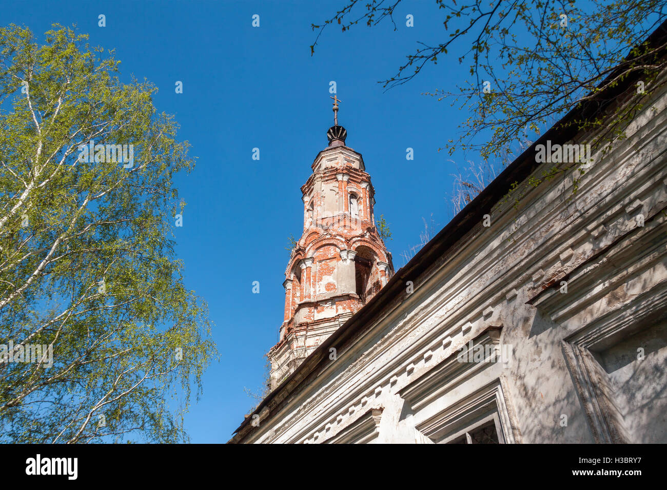 Alte verlassene gemauerte Glockenturm gegen den blauen Himmel Stockfoto