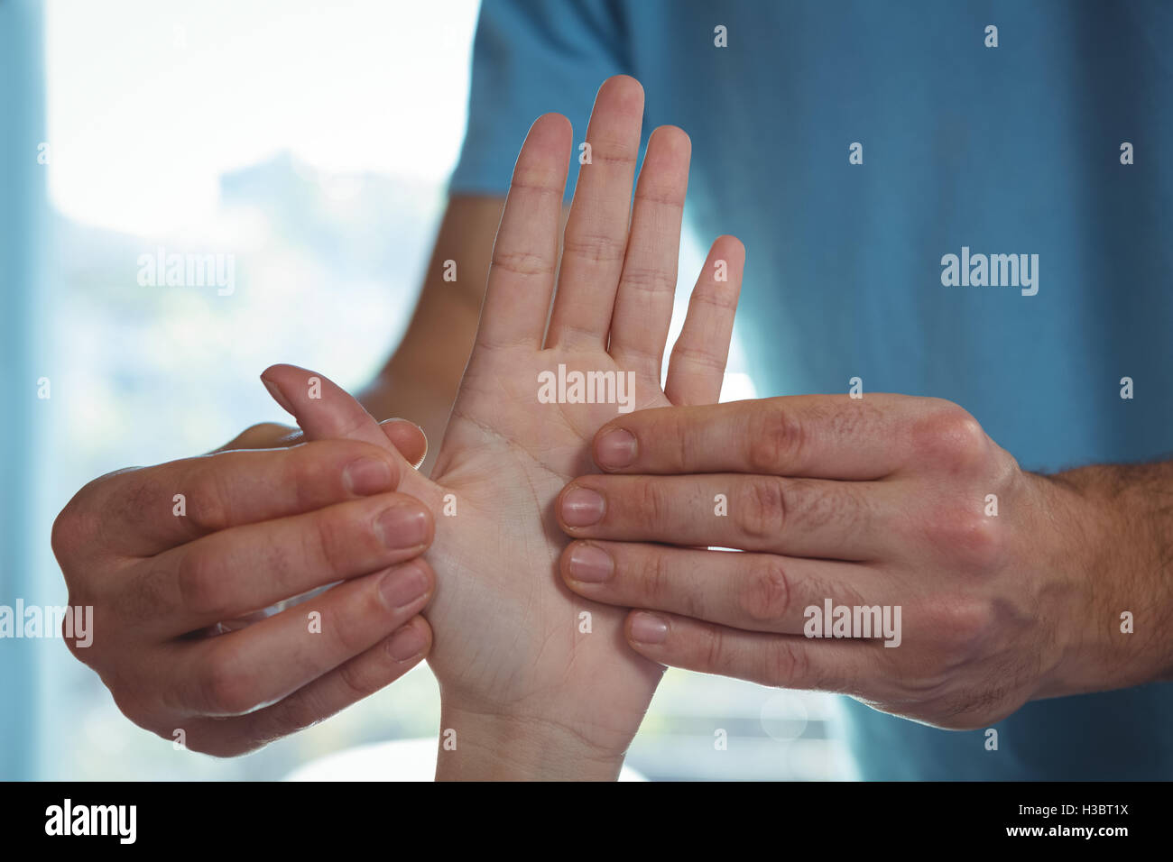 Männliche Physiotherapeut Patientin Handmassage verleihen Stockfoto