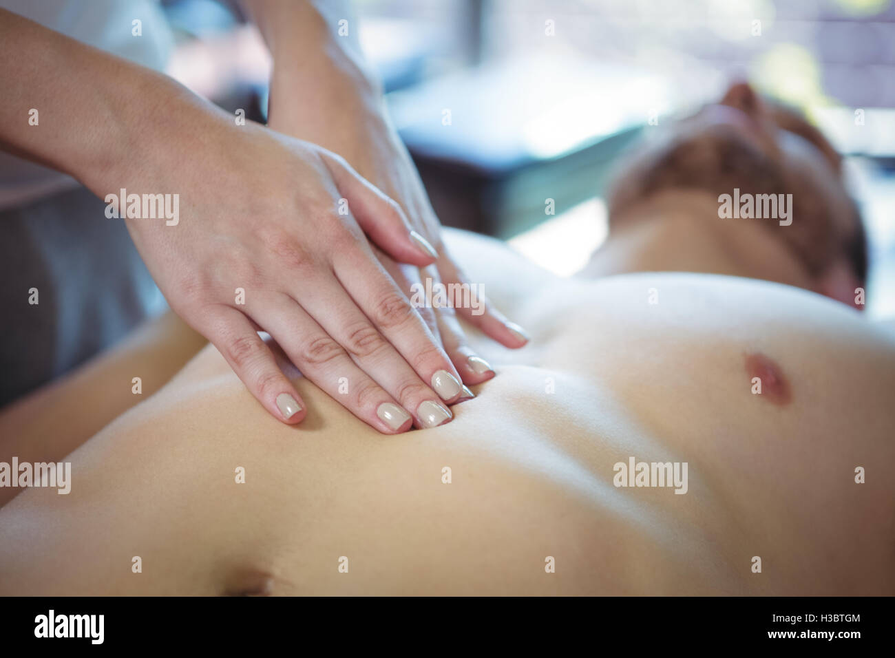 Weibliche Physiotherapeuten geben Brust massage für männliche Patienten Stockfoto