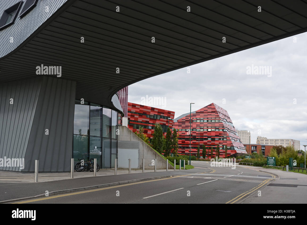 Die Annehmlichkeiten Gebäude, gesehen durch den Bogen des Sir Colin Campbell Gebäude am Jubilee Campus, Universität Nottingham. Stockfoto