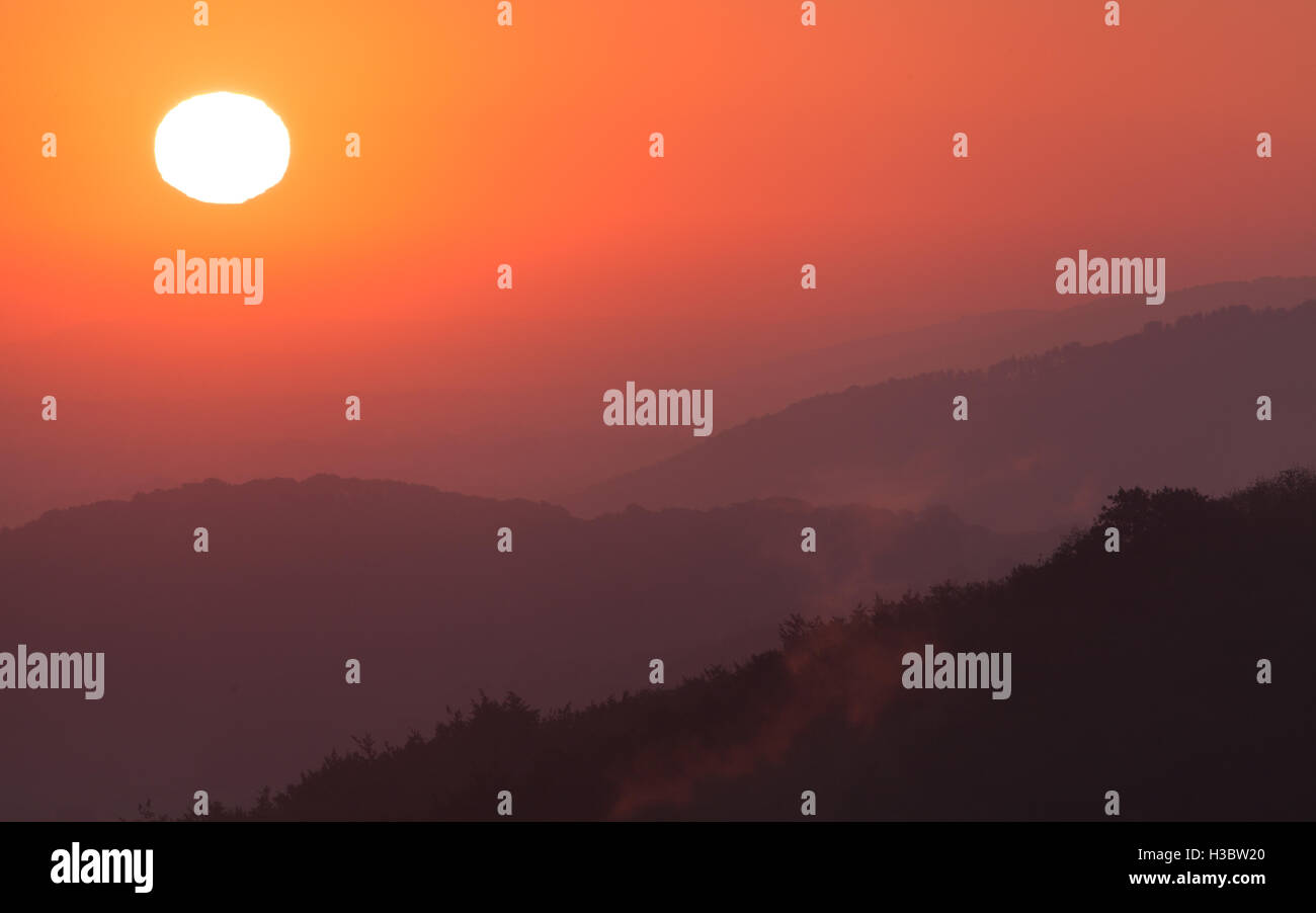 Tagesanbruch gesehen ist die Sonne steigt über den South Downs National Park Stockfoto