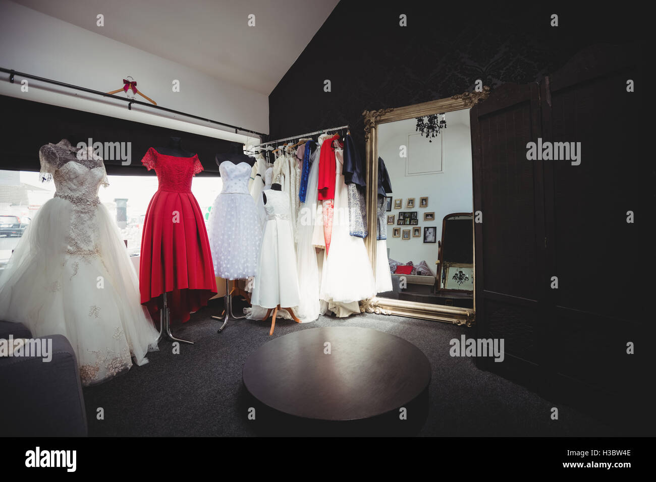 Hochzeitskleid auf Schaufensterpuppe Stockfoto