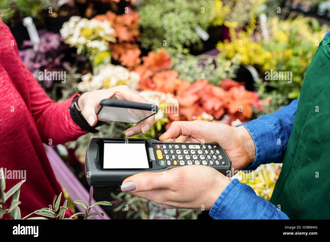 Hände, die Zahlung über smartphone Stockfoto