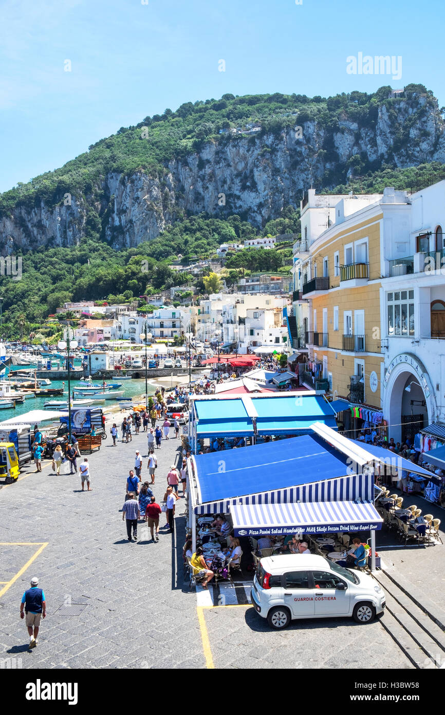 Café an der Seite der Marina Grande auf der Insel Capri, Italien Stockfoto