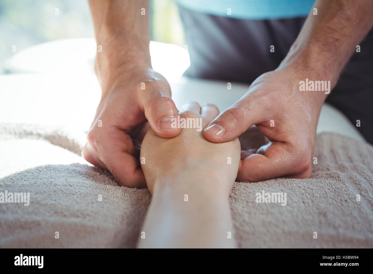 Männliche Physiotherapeut Patientin Handmassage verleihen Stockfoto