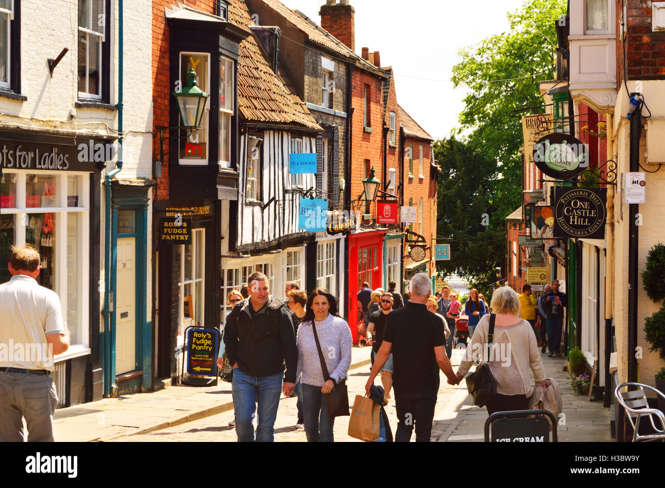 Menschen, die genießen eines sonnigen Tages im alten Teil des Stadtzentrums in Lincoln, England Stockfoto