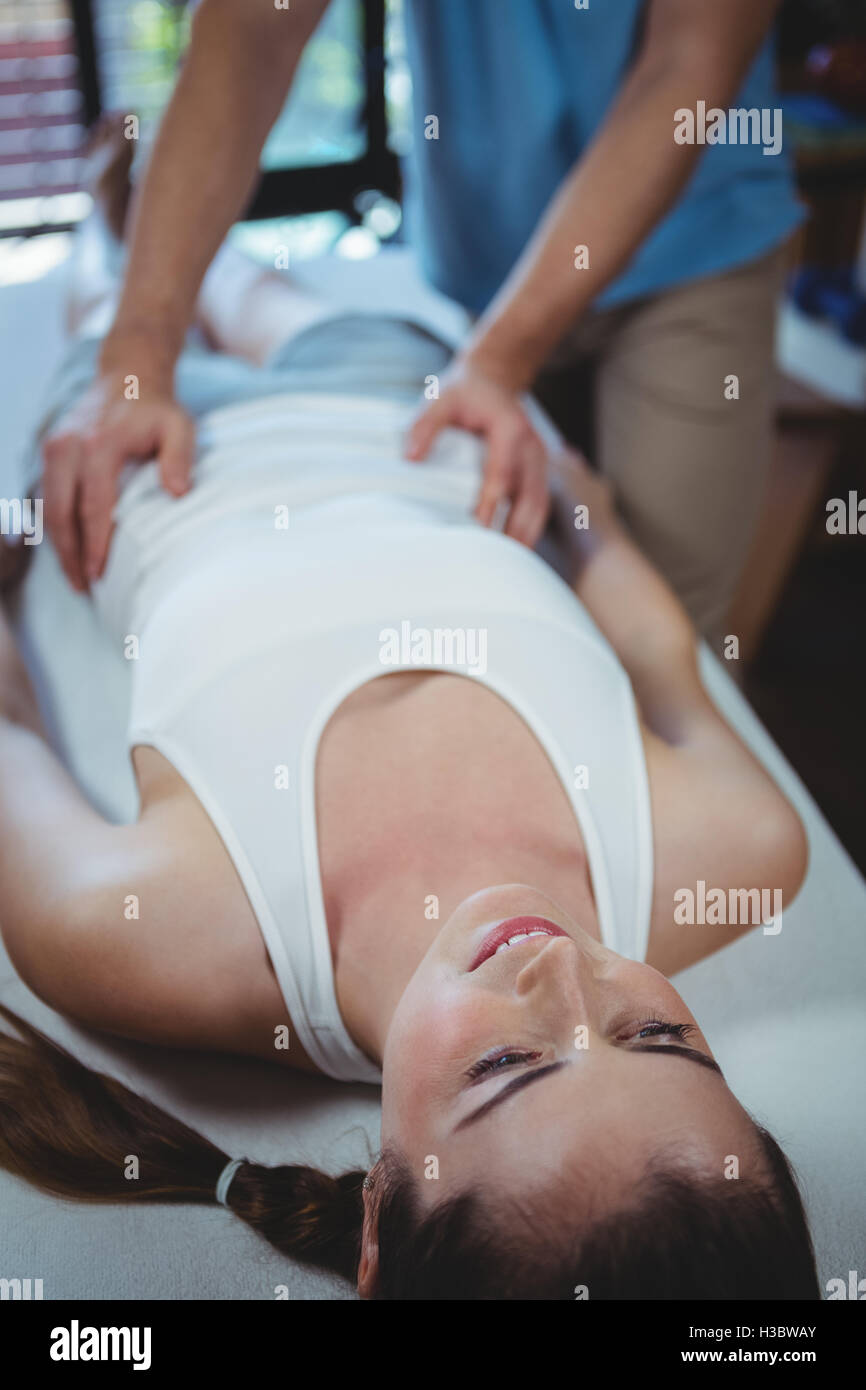 Männliche Physiotherapeut Patientin Taille Massage verleiht Stockfoto