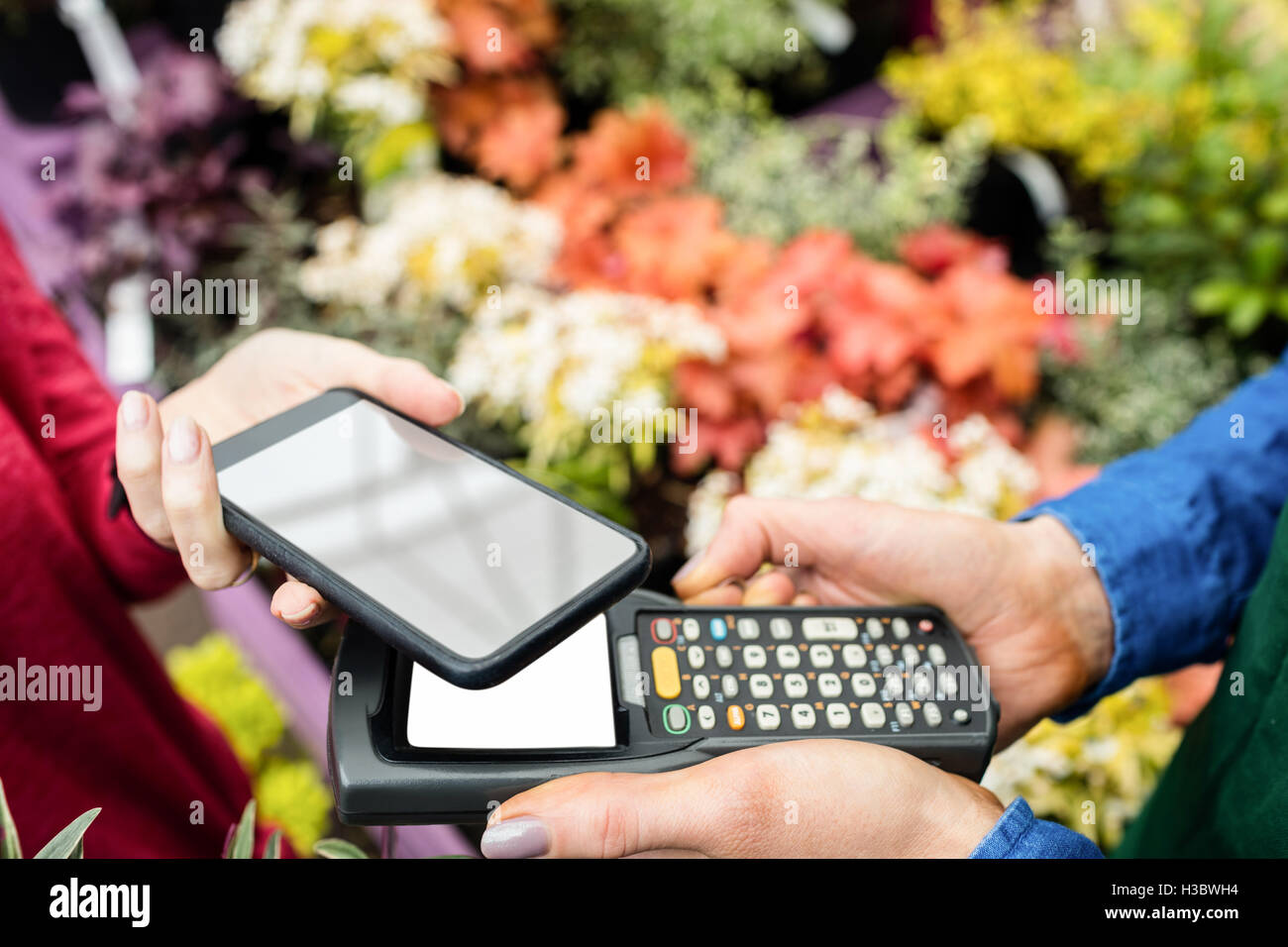 Hände, die Zahlung über smartphone Stockfoto