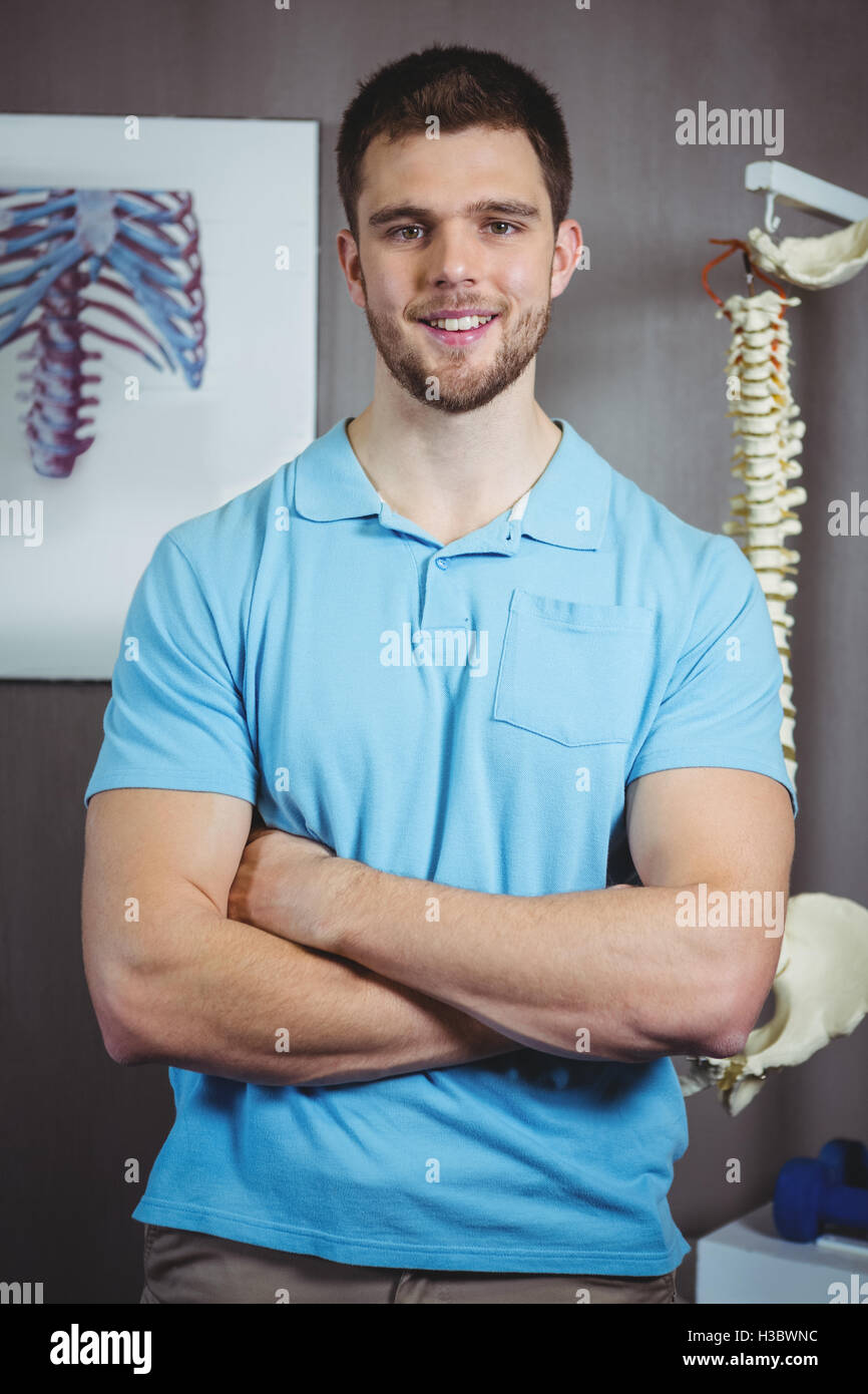 Porträt eines männlichen Physiotherapeuten stehen mit verschränkten Armen Stockfoto