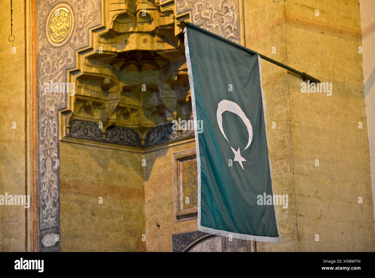 Islamische Flagge mit Halbmond und Stern-Motiv. Gazi Husrev-beg-Moschee, Sarajevo, Bosnien und Herzegowina Stockfoto