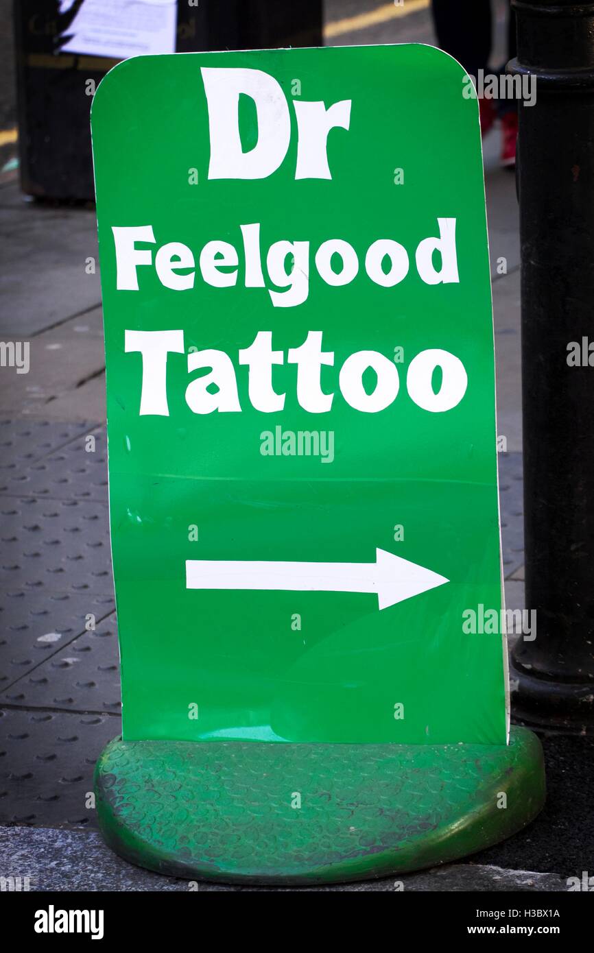 A-Board Zeichen für ein Tattoo-Studio im Stadtzentrum von Liverpool, UK Stockfoto