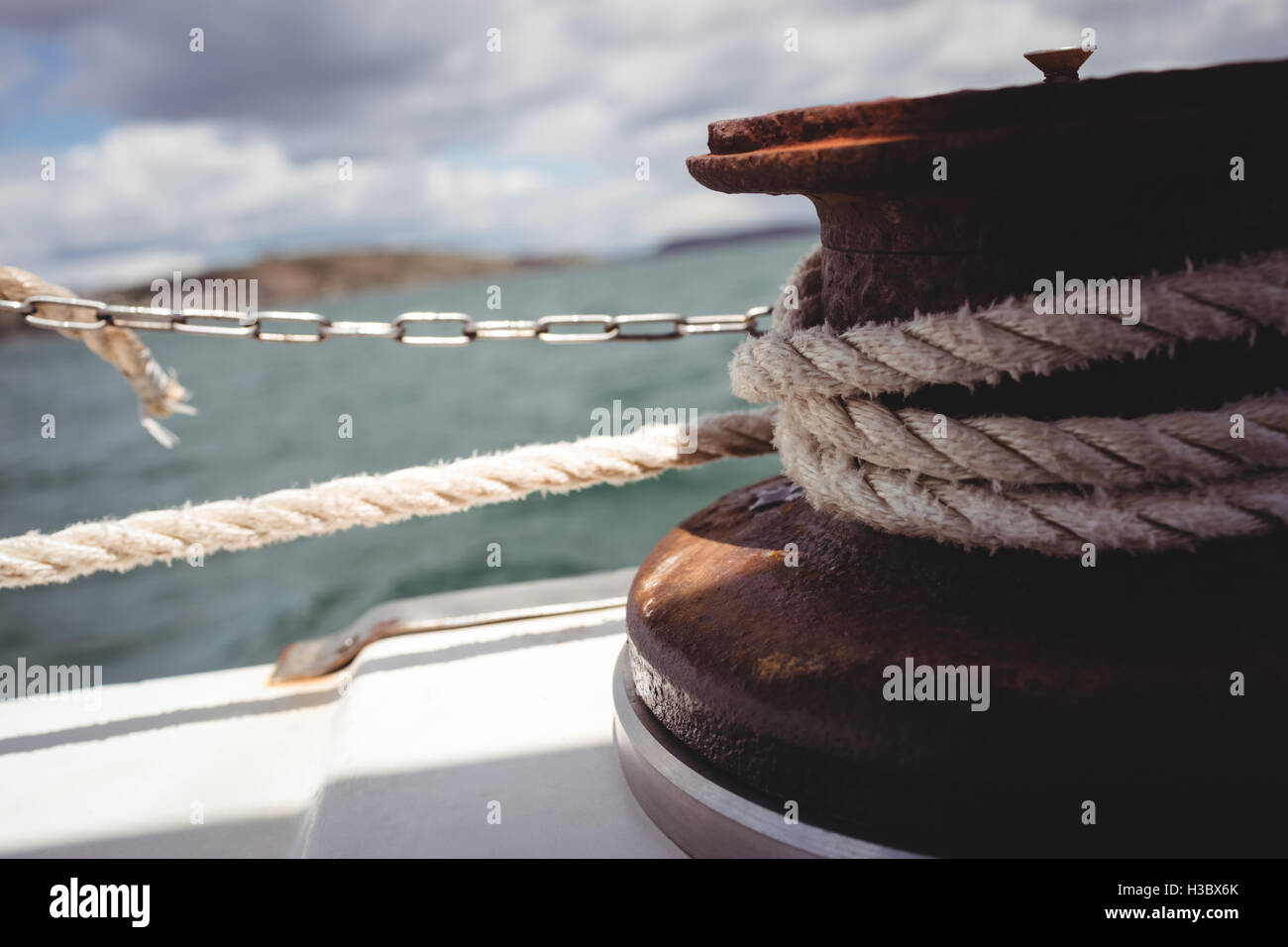 Seil, Poller auf Bootsdeck Stockfoto