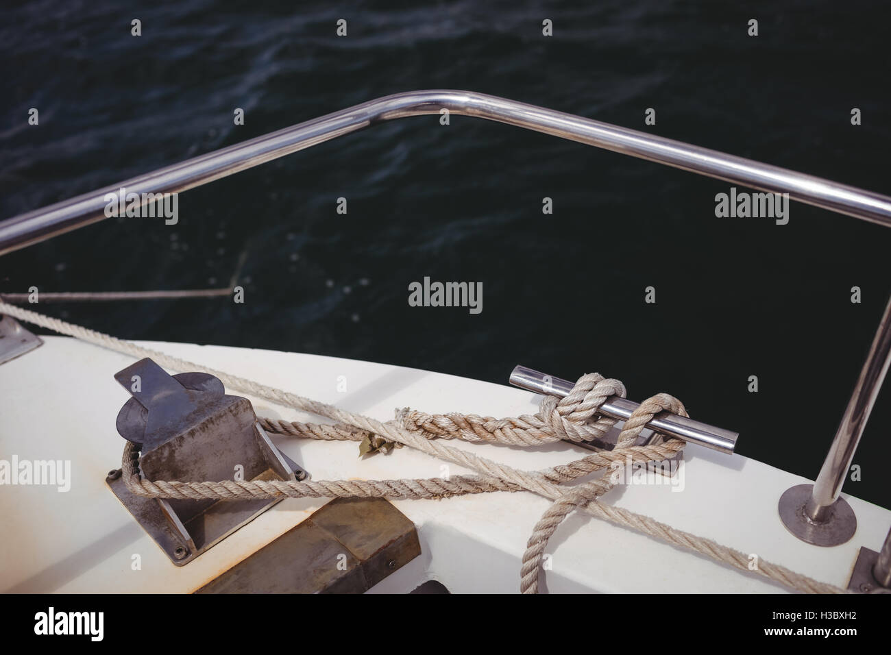 Seil, Poller auf Bootsdeck Stockfoto