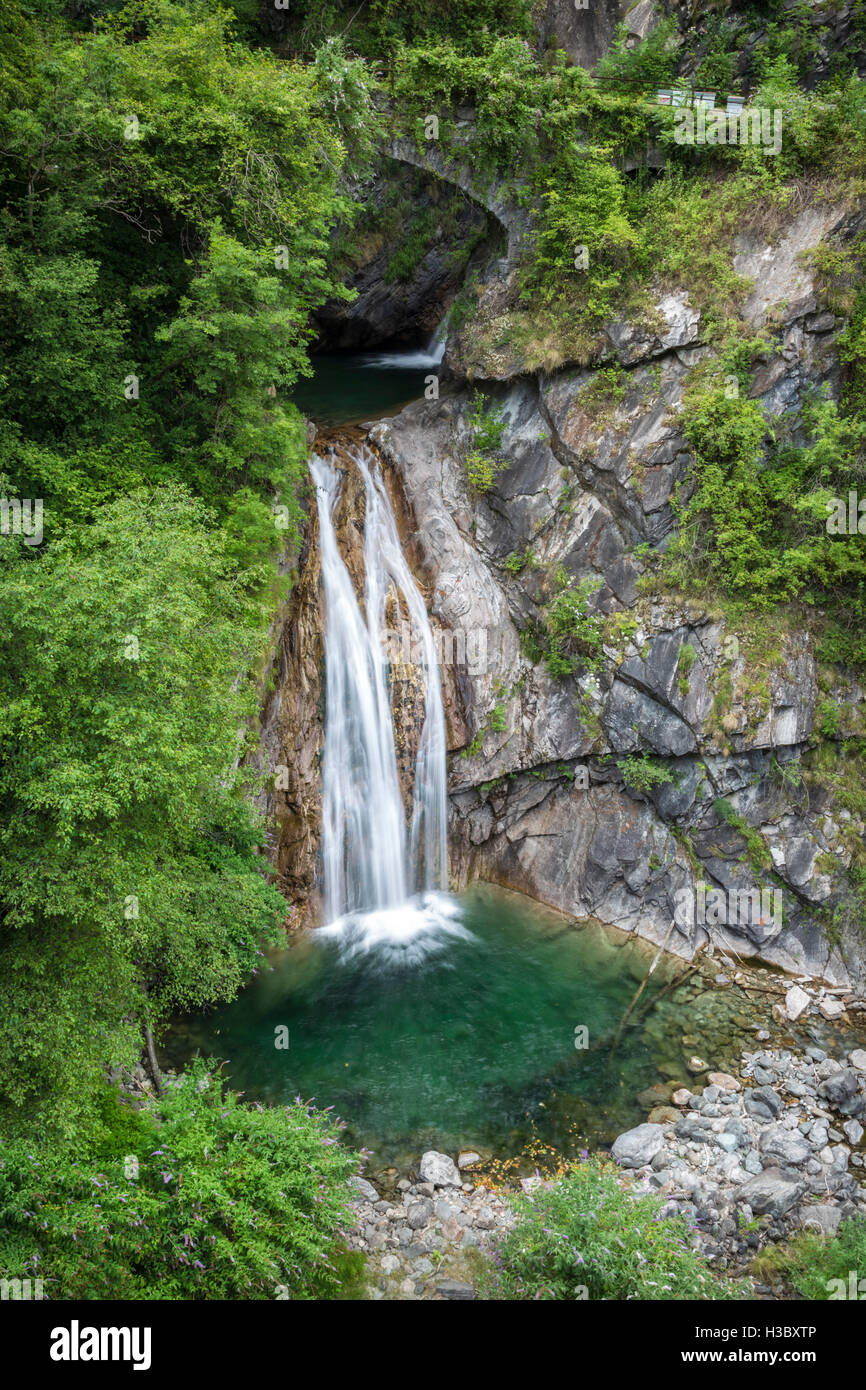 Wasserfall unter und alte Brücke der verlassenen Straße Bognanco, Val Bognanco, Piemont, Italien. Stockfoto