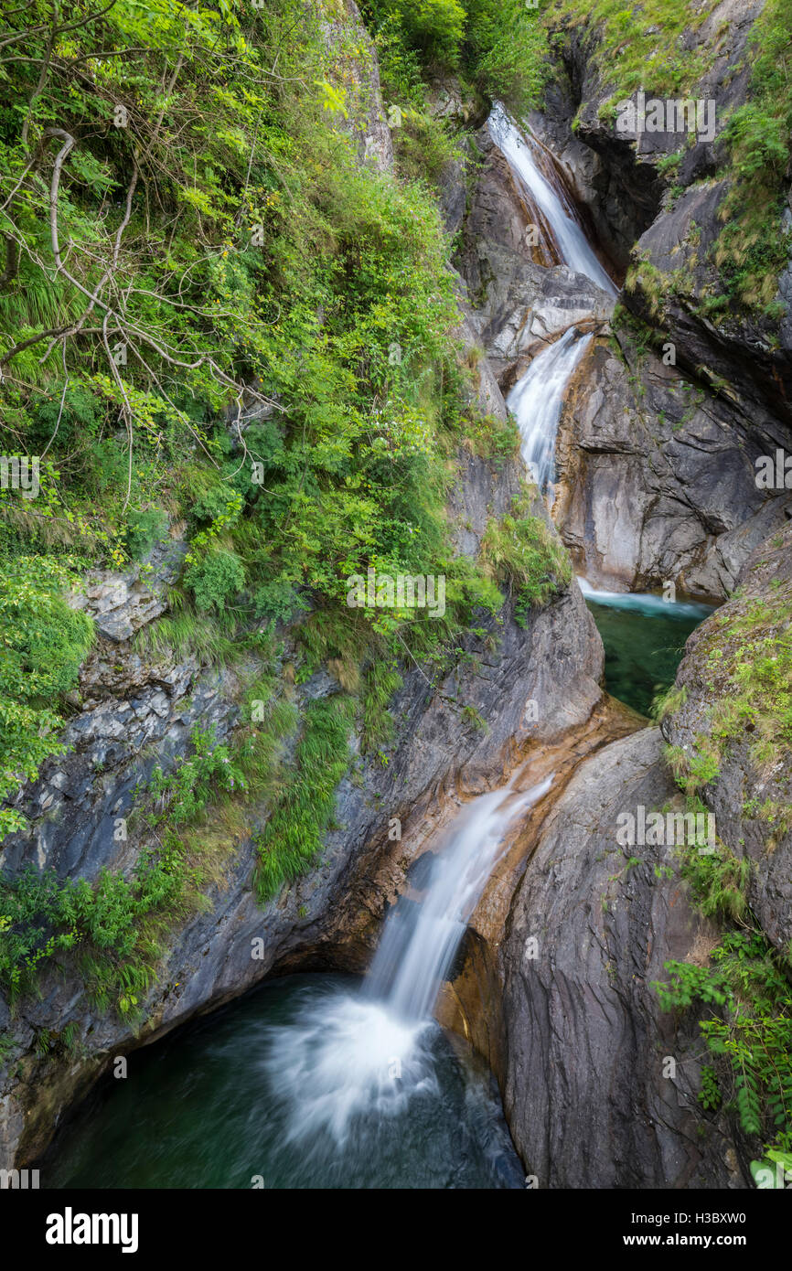 Eine Reihe von Wasserfällen in Bognanco, Val Bognanco, Messasca, Piemont, Italien. Stockfoto