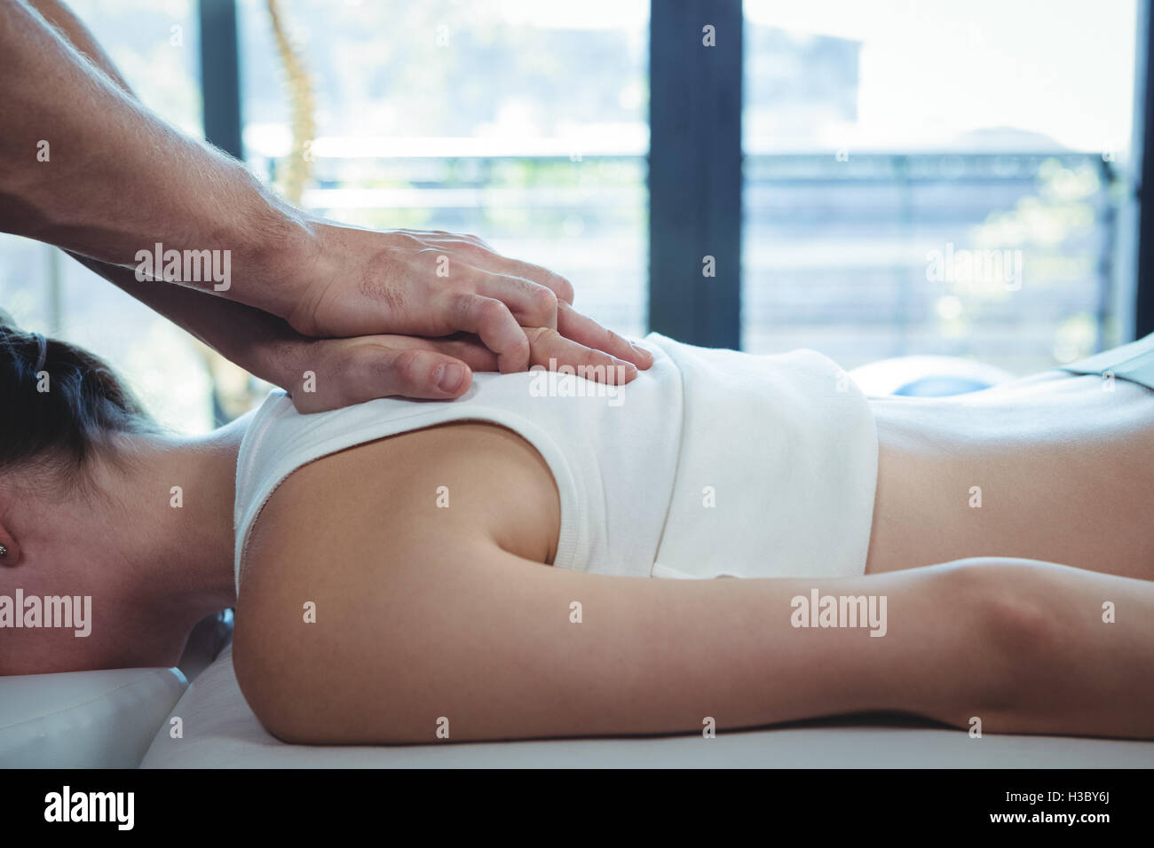 Männliche Physiotherapeut, Massage, Patientin zurückzugeben Stockfoto