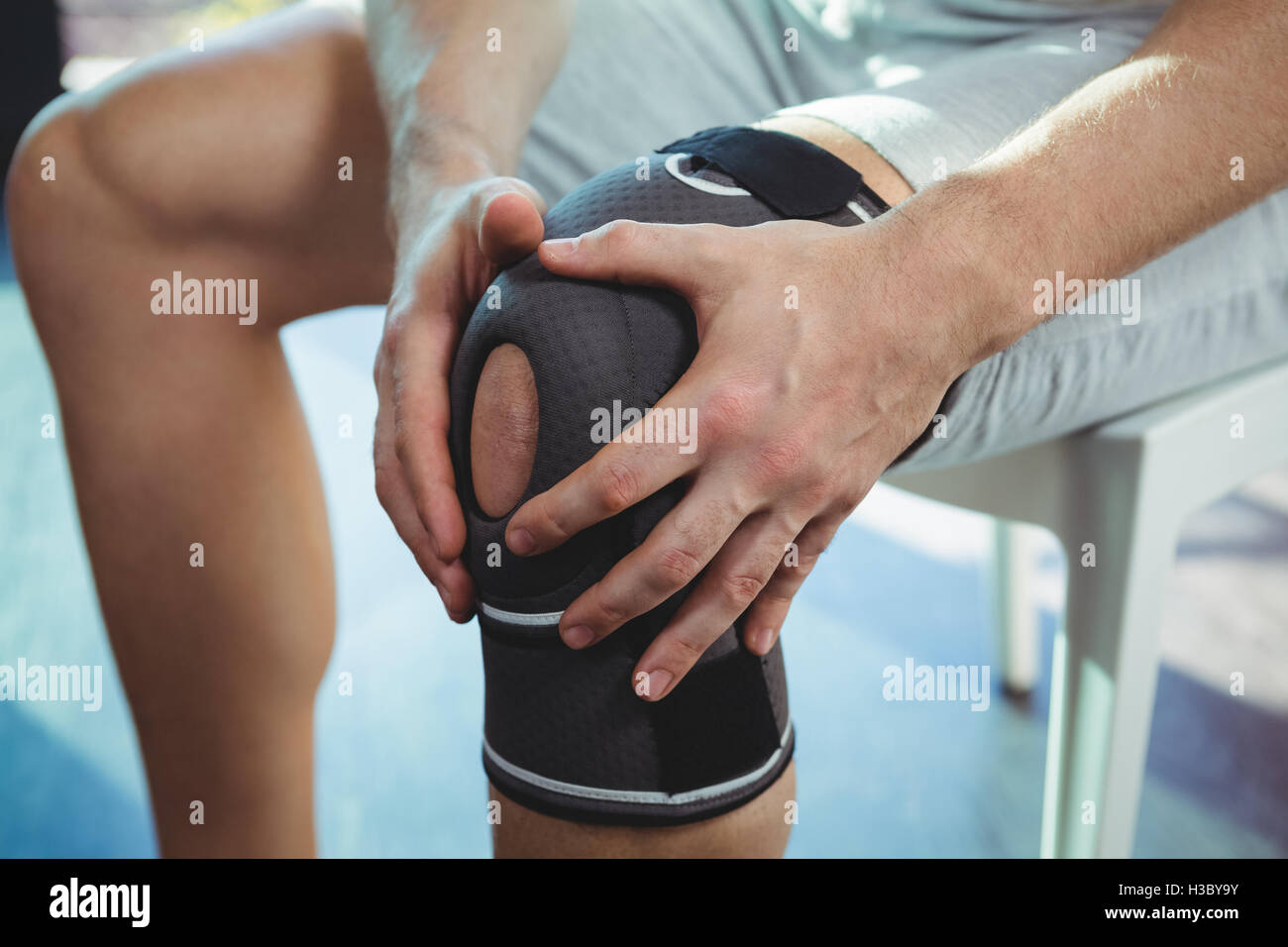 Mann mit Knieverletzung Stockfoto
