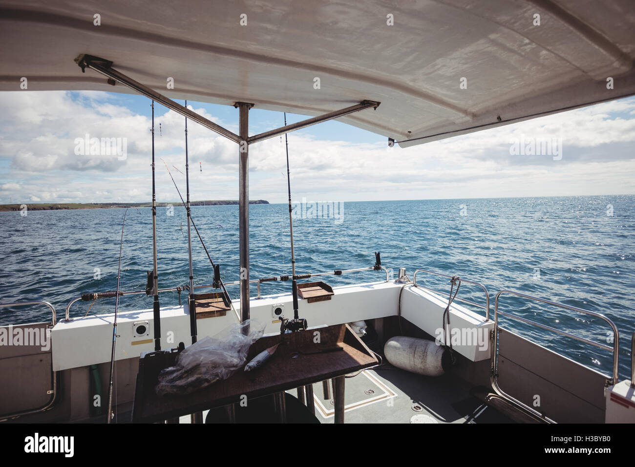 Angeln Boot Segeln auf dem Meer Stockfoto