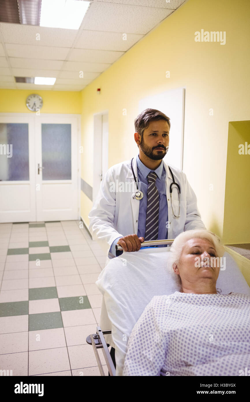 Arzt schob ein senior Patient auf Keilrahmen Stockfoto