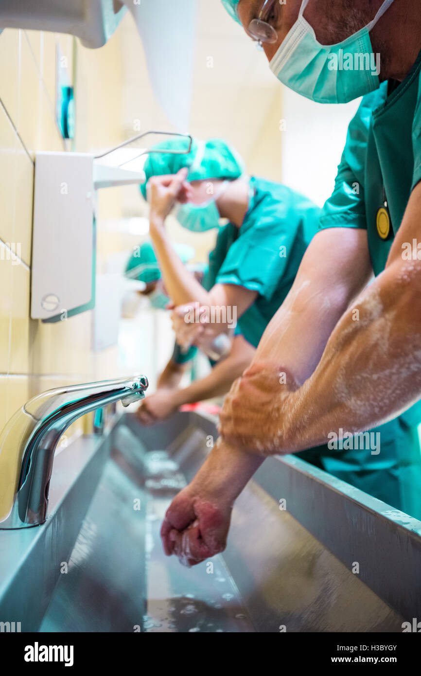 Gruppe von Chirurgen Händewaschen am Waschbecken Stockfoto