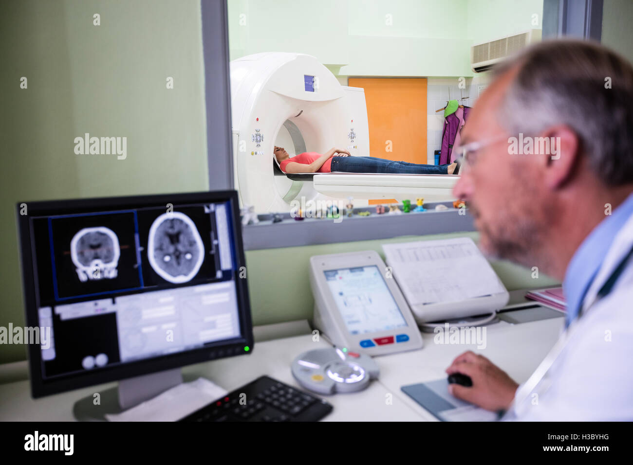 Arzt Untersuchung Gehirn-MRT-Untersuchung auf computer Stockfoto