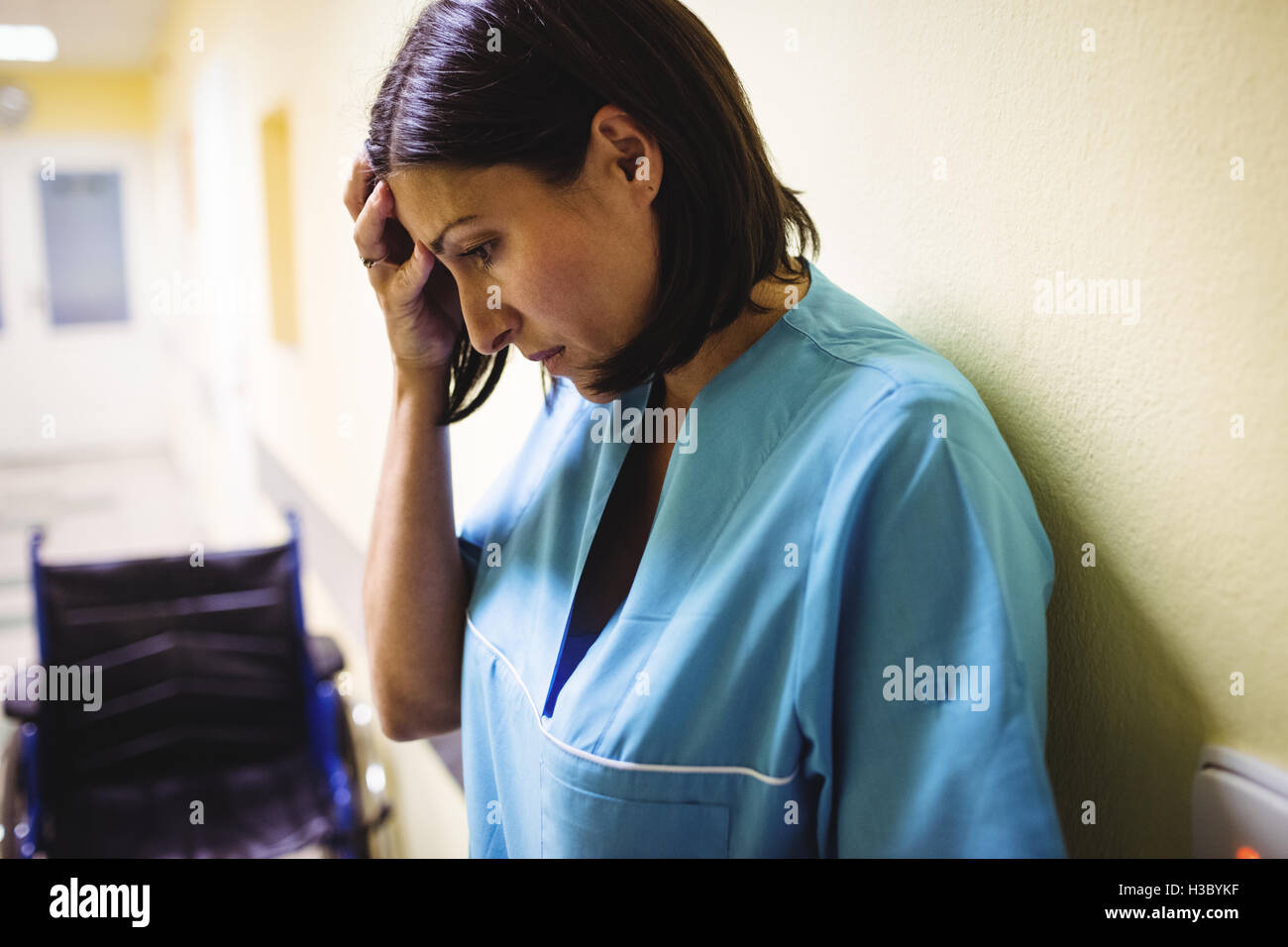 Deprimiert Krankenschwester stehen im Flur Stockfoto