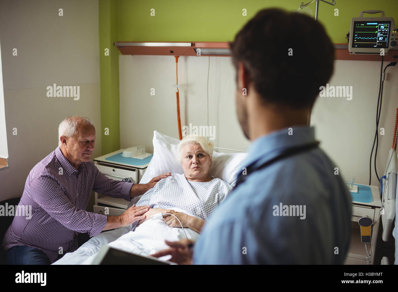 Arzt Verliebt In Patientin Anzeichen Arzt patient verhaeltnis -Fotos und -Bildmaterial in hoher Auflösung