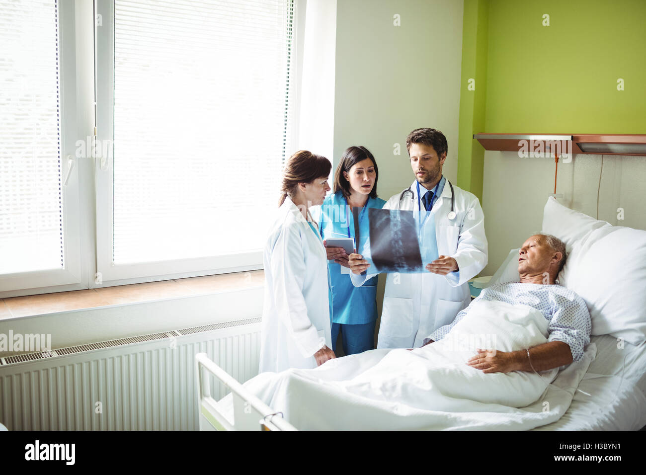 Ärzte, die Interaktion über x-ray Bericht mit Patienten Stockfoto