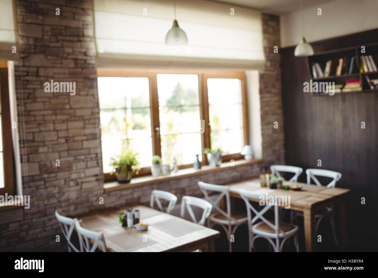 Stühle und Tisch in Bäckerei Stockfoto