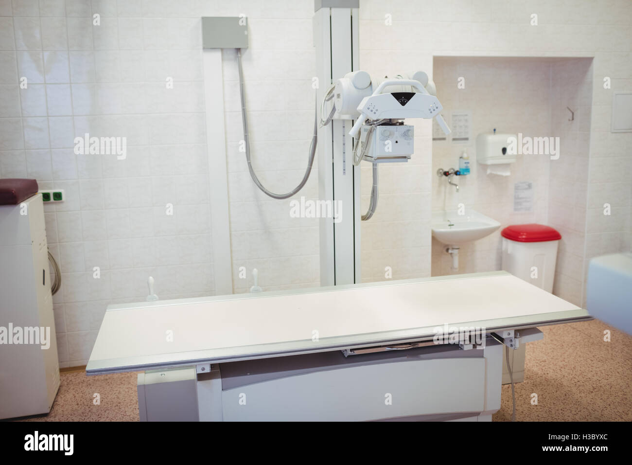 Röntgengerät in einem leeren Raum Stockfoto