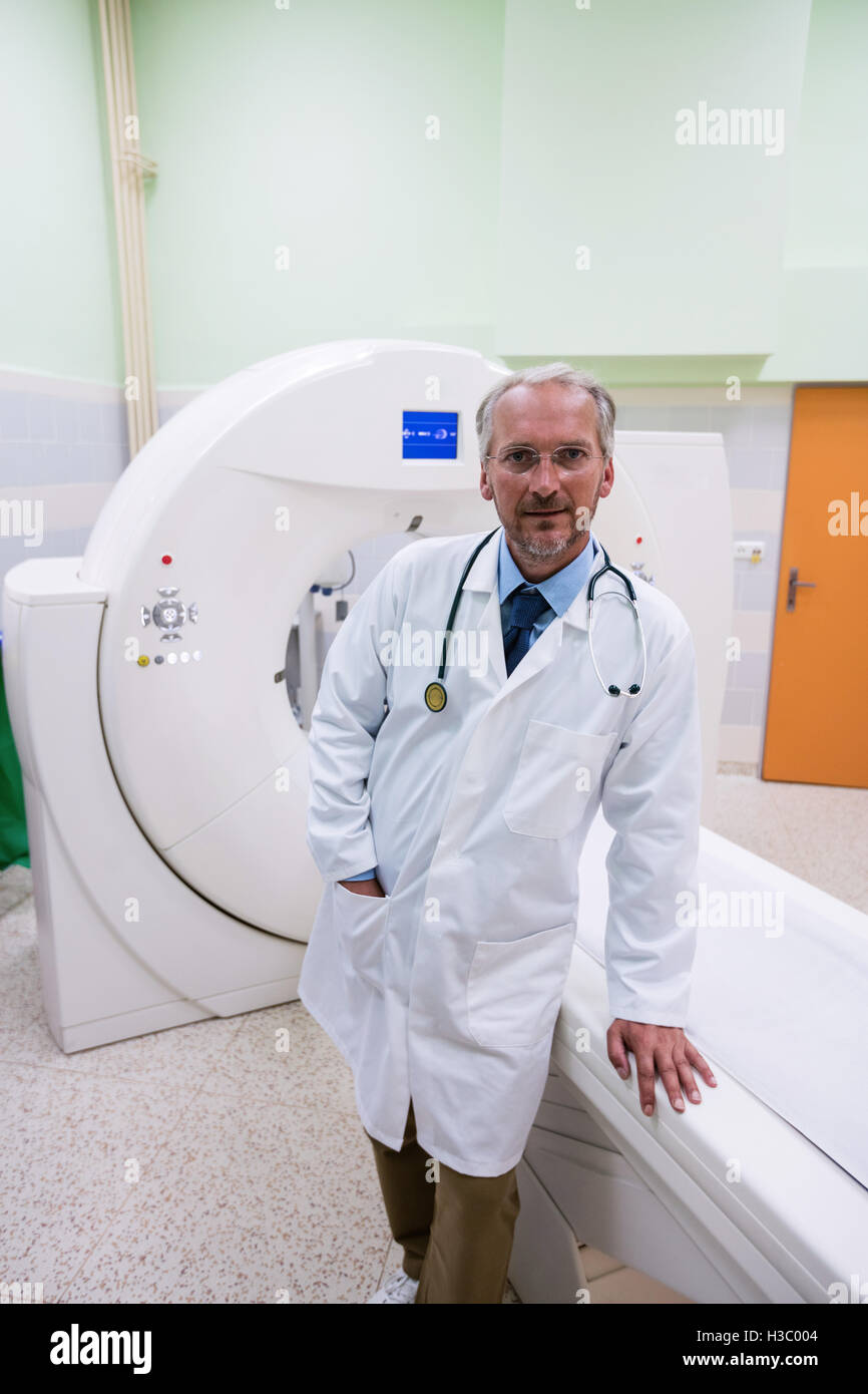 Porträt des Arztes stehen in der Nähe von MRT-scanner Stockfoto