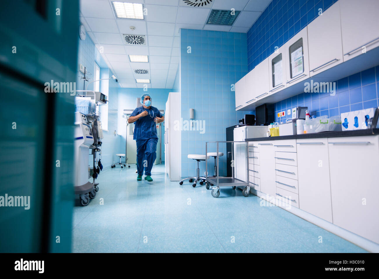 Männlichen Arzt hetzen, für den Notfall Stockfoto