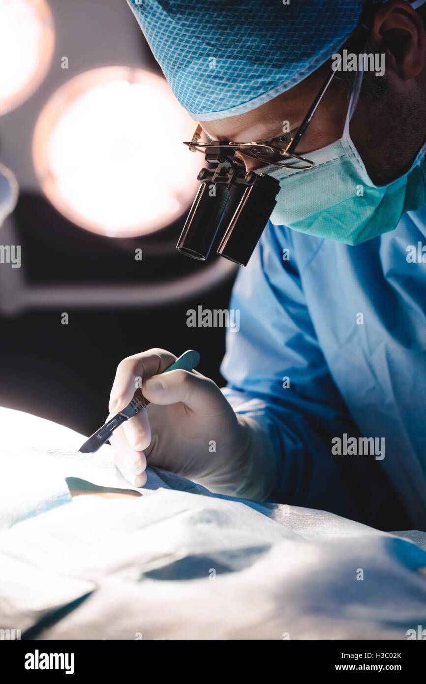 Chirurgen, die Operation im OP-Saal Stockfoto