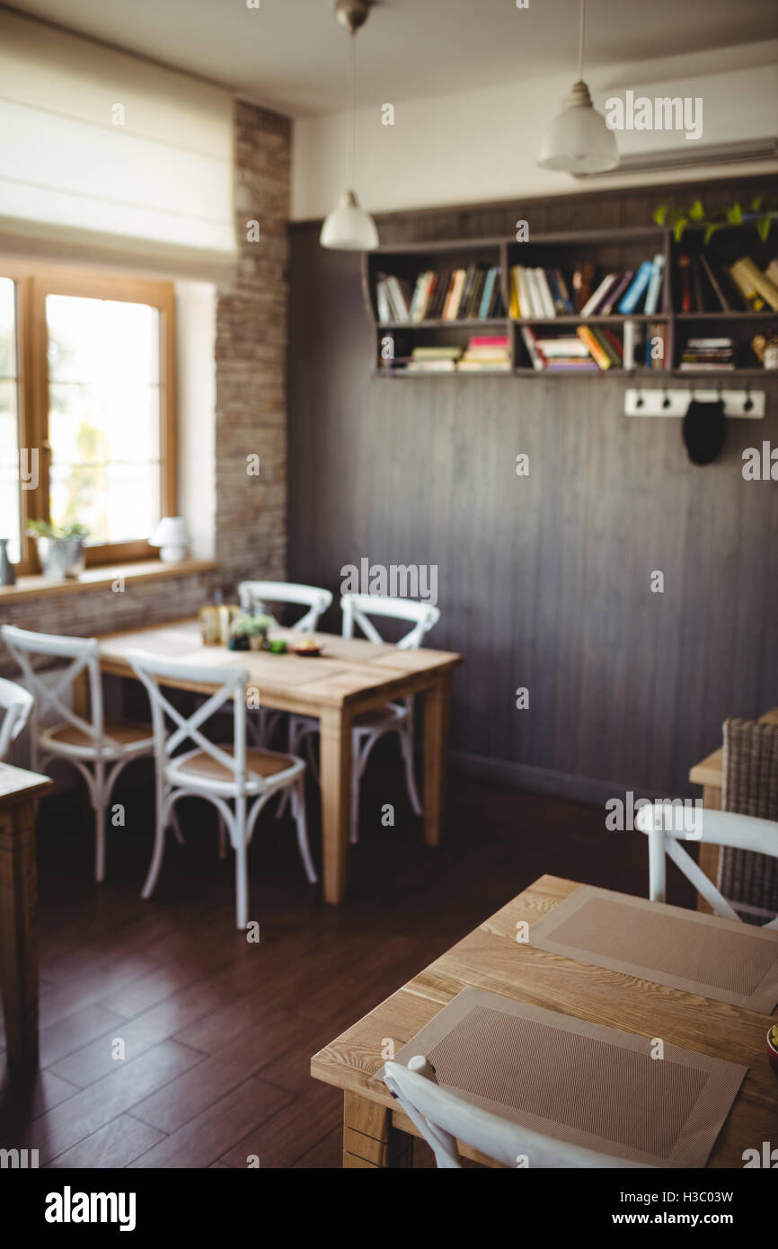 Stühle und Tisch in Bäckerei Stockfoto